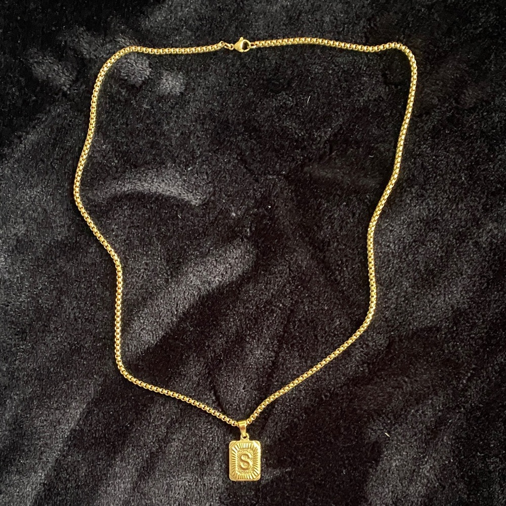 Elegant Gold 'S' Pendant Necklace